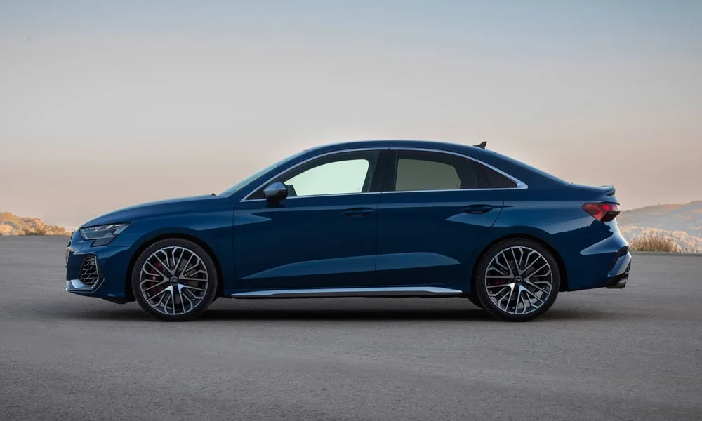 Фото Audi S3 (2024) — вид сбоку. Профиль кузова: колёсная база, свесы и линия остекления Audi S3 (2024) — вид сбоку