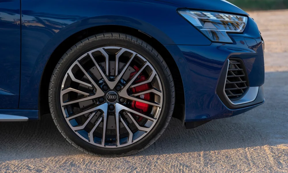 Фото Audi S3 (2024) — колесо и диск. Дизайн спиц и профиль резины крупным планом. При подборе зимнего комплекта сохраняйте наружный диаметр колеса Audi S3 (2024) — колесо и диск