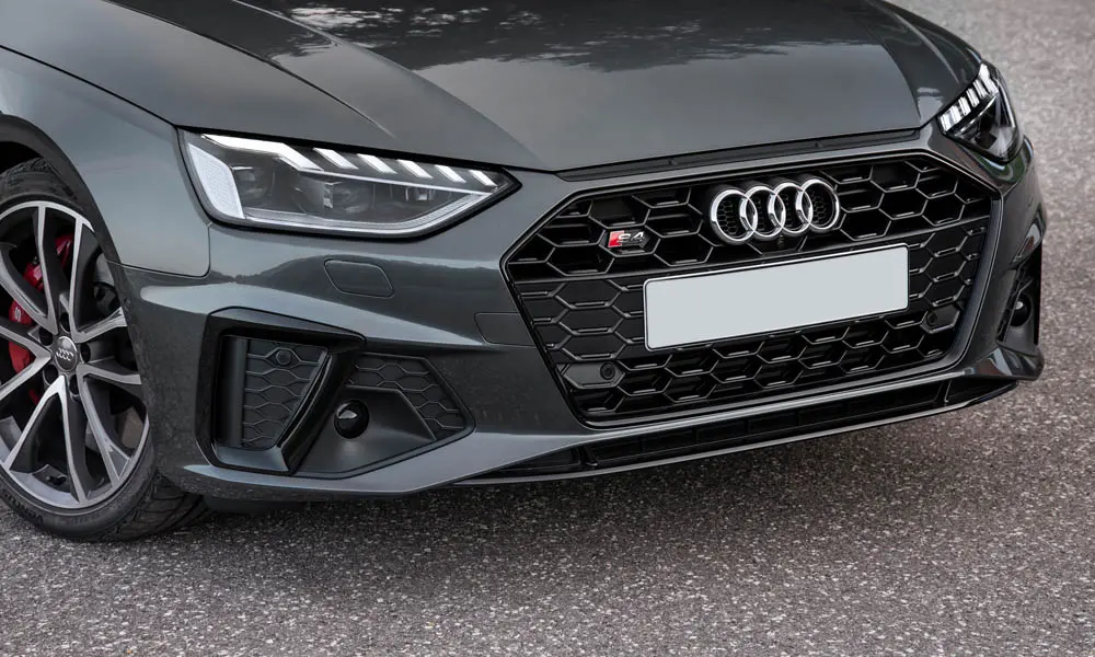 Фото Audi S4 — вид спереди, фото 16. Серый кузов, строгая симметрия оптики — базовый ракурс знакомства с дизайном Audi S4 — вид спереди, фото 16