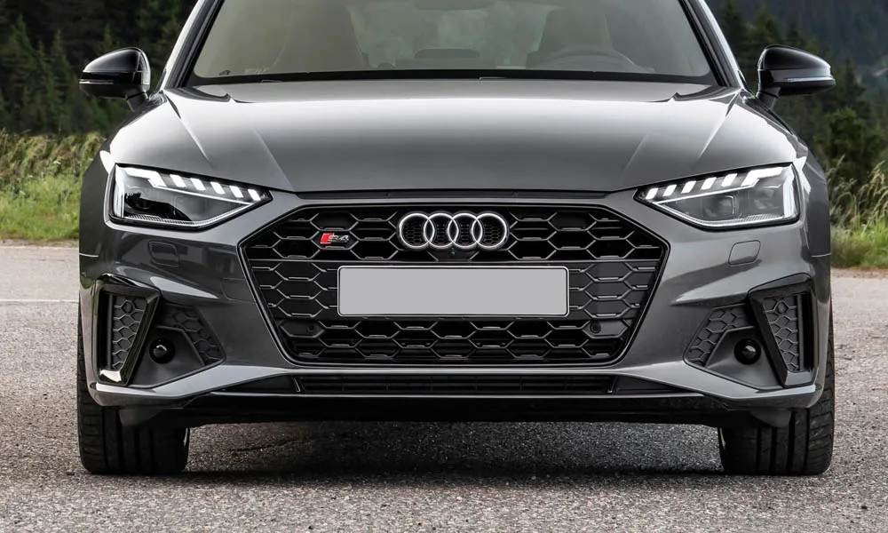 Фото Audi S4 — вид спереди, фото 17. Серый кузов, строгая симметрия оптики — базовый ракурс знакомства с дизайном. Рисунок ходовых огней — подпись модели, по нему её узнают в потоке Audi S4 — вид спереди, фото 17