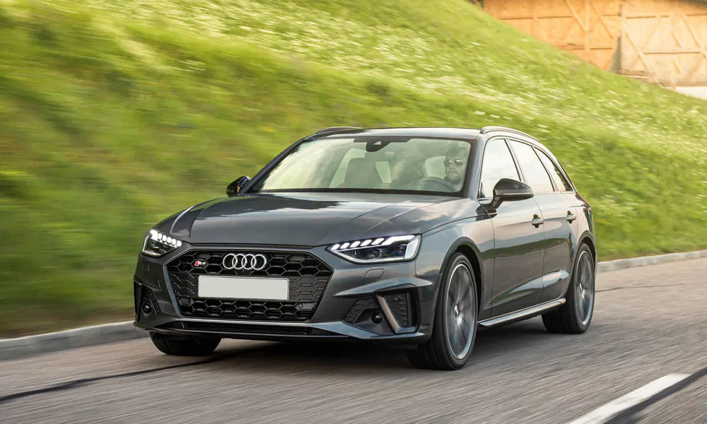 Фото Audi S4 — вид спереди, фото 21. Оптика, решётка и бампер — первое впечатление о модели. Рисунок ходовых огней — подпись модели, по нему её узнают в потоке Audi S4 — вид спереди, фото 21
