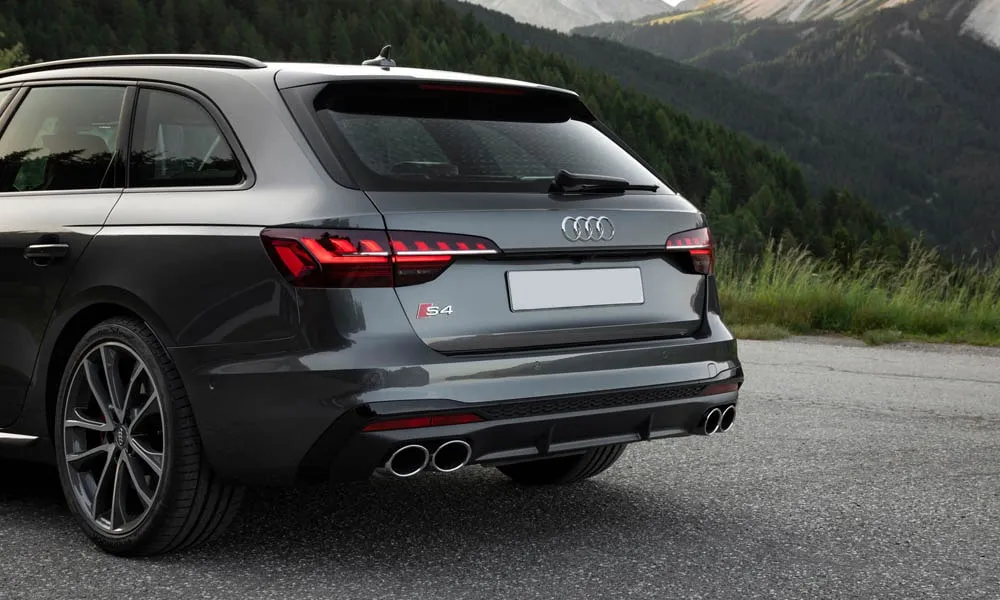 Фото Audi S4 — вид сзади, фото 14. Серый кузов сзади — фонари и бампер определяют ночной образ модели. Светодиодная полоса или раздельные секции — задняя оптика стала главным украшением кормы Audi S4 — вид сзади, фото 14