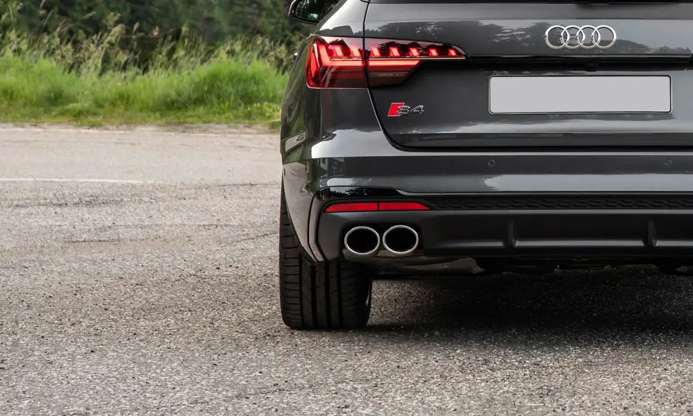 Фото Audi S4 — вид сзади, фото 15. Корма в сером цвете: графика фонарей и пластика пятой двери Audi S4 — вид сзади, фото 15