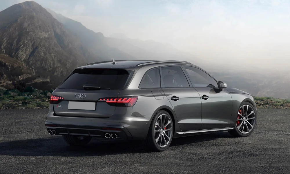 Фото Audi S4 — вид сзади, фото 16. Серый кузов сзади — фонари и бампер определяют ночной образ модели Audi S4 — вид сзади, фото 16