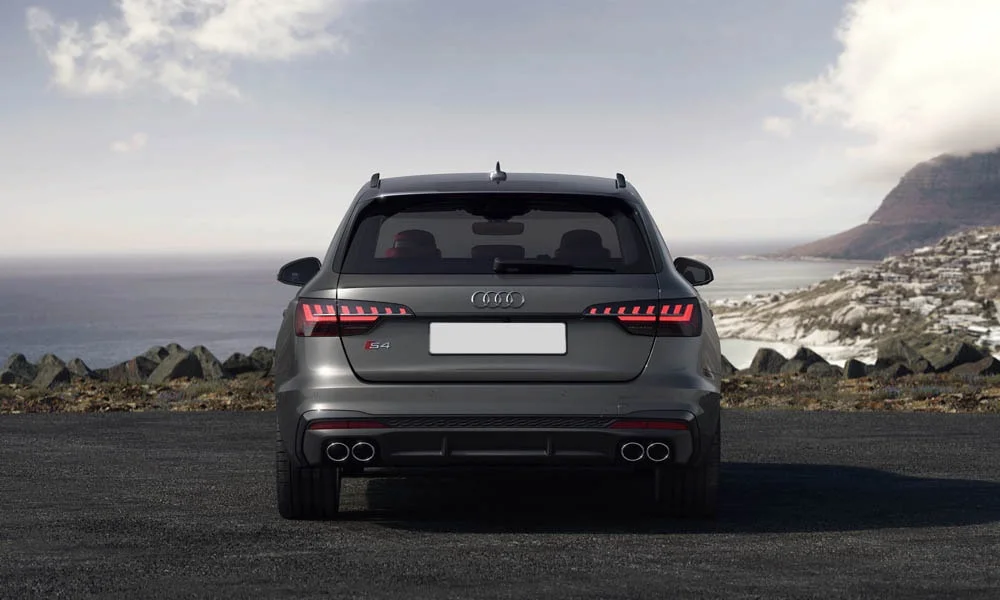 Фото Audi S4 — вид сзади, фото 17. Графика фонарей, бампер и оформление пятой двери Audi S4 — вид сзади, фото 17
