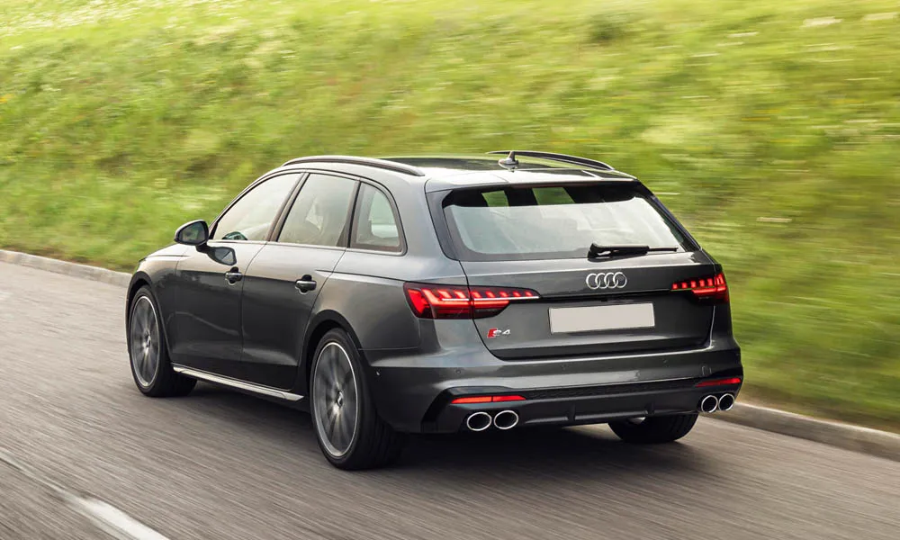 Фото Audi S4 — вид сзади, фото 18. Графика фонарей, бампер и оформление пятой двери. Светодиодная полоса или раздельные секции — задняя оптика стала главным украшением кормы Audi S4 — вид сзади, фото 18