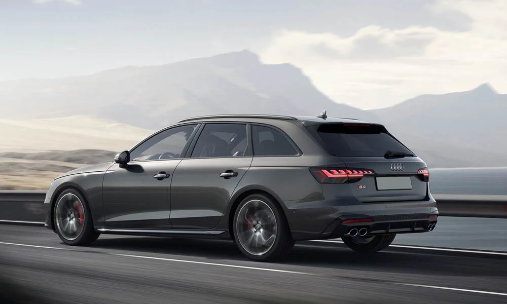 Фото Audi S4 — вид сзади, фото 19. Графика фонарей, бампер и оформление пятой двери Audi S4 — вид сзади, фото 19