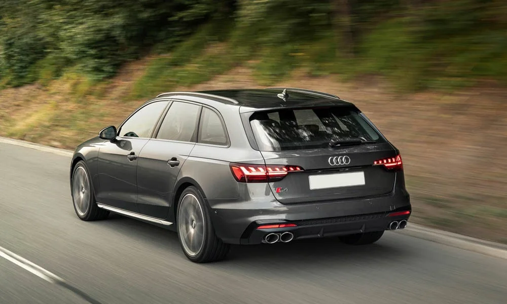 Фото Audi S4 — вид сзади, фото 20. Линия крыши, стойки и задняя дверь в сером исполнении. Светодиодная полоса или раздельные секции — задняя оптика стала главным украшением кормы Audi S4 — вид сзади, фото 20