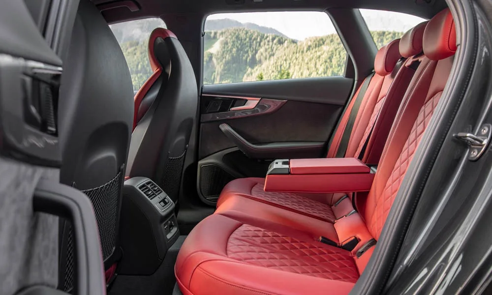 Фото Audi S4 — задние сиденья. Посадка второго ряда: подголовники и подлокотник. Крепления ISOFIX для детских кресел — в основании спинки Audi S4 — задние сиденья