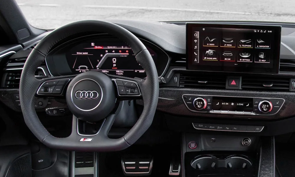 Фото Audi S4 — руль, фото 2. Обшивка обода и компоновка спиц крупным планом Audi S4 — руль, фото 2