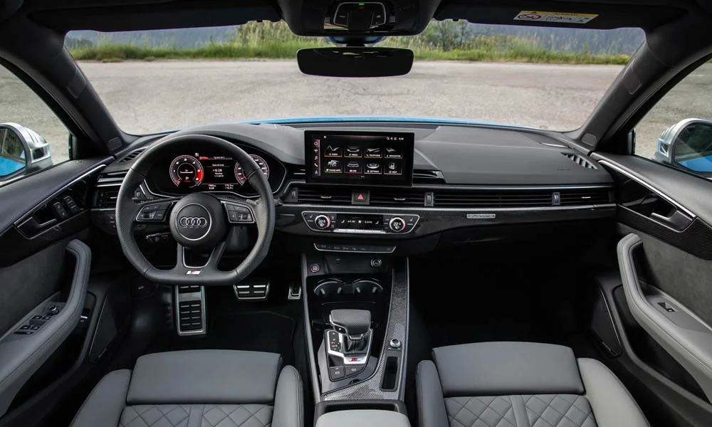 Фото Audi S4 — передняя панель. Компоновка экранов, дефлекторов и консоли. Минимум физических кнопок — ставка на экранное управление Audi S4 — передняя панель