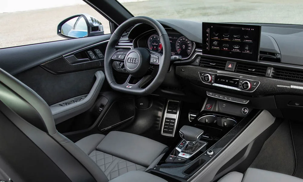 Фото Audi S4 — передняя панель, фото 2. Компоновка экранов, дефлекторов и консоли. Мягкие материалы верхнего яруса и вставки задают уровень интерьера Audi S4 — передняя панель, фото 2