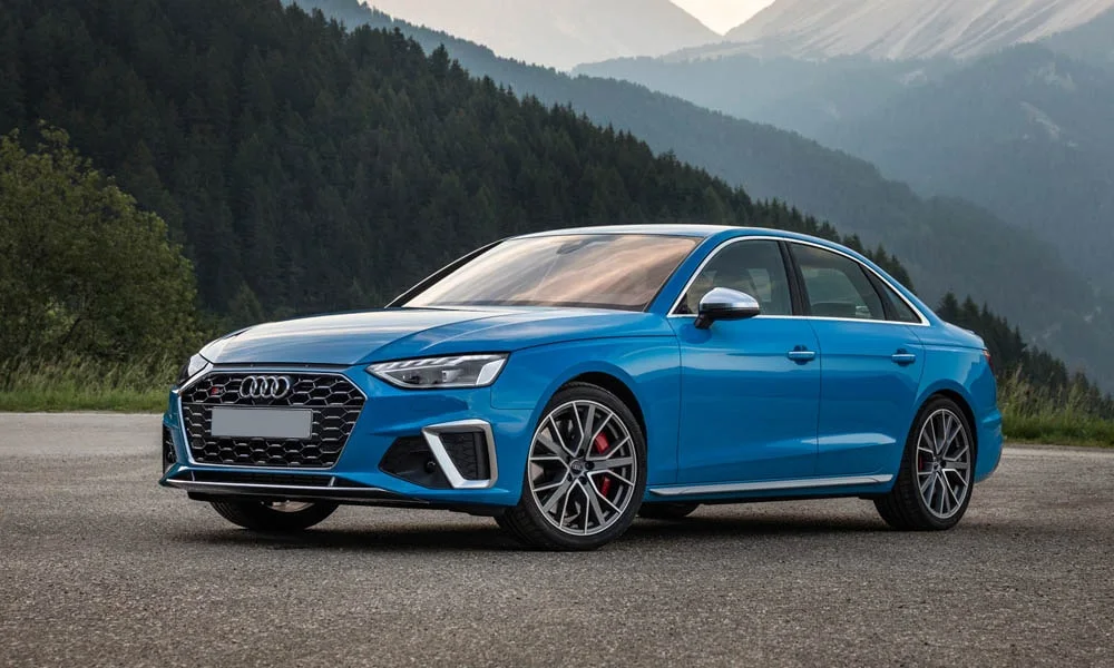 Фото Audi S4 — вид спереди, фото 4. Анфас: пропорции капота, посадка кузова и графика ходовых огней Audi S4 — вид спереди, фото 4