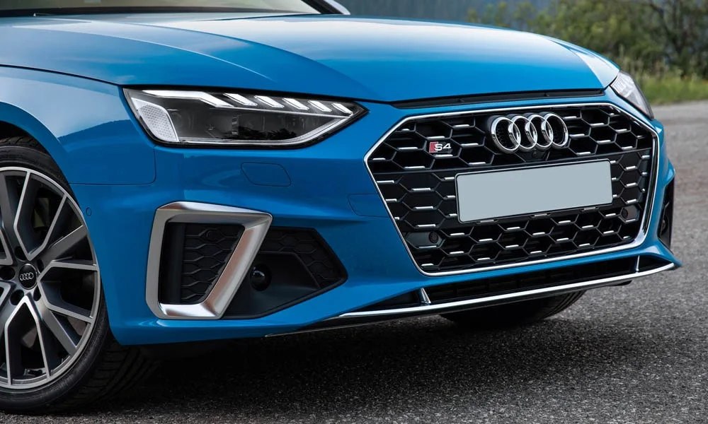 Фото Audi S4 — вид спереди, фото 5. Передок в синем исполнении — крупная светотехника и выразительный бампер. Дневные ходовые огни включаются автоматически с запуском Audi S4 — вид спереди, фото 5