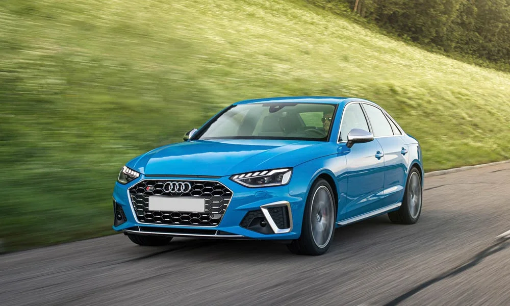 Фото Audi S4 — вид спереди, фото 6. Оптика, решётка и бампер — первое впечатление о модели. Дневные ходовые огни включаются автоматически с запуском Audi S4 — вид спереди, фото 6