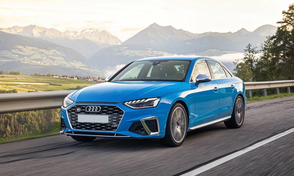 Фото Audi S4 — вид спереди, фото 8. Оптика, решётка и бампер — первое впечатление о модели. Рисунок ходовых огней — подпись модели, по нему её узнают в потоке Audi S4 — вид спереди, фото 8