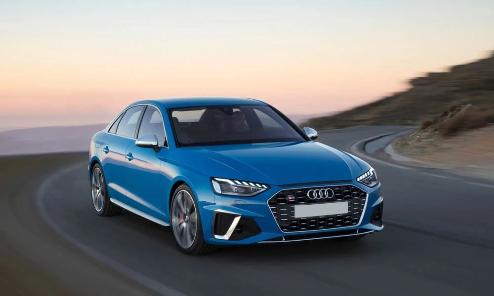 Фото Audi S4 — вид спереди, фото 9. Передок в синем исполнении — крупная светотехника и выразительный бампер. Рисунок ходовых огней — подпись модели, по нему её узнают в потоке Audi S4 — вид спереди, фото 9