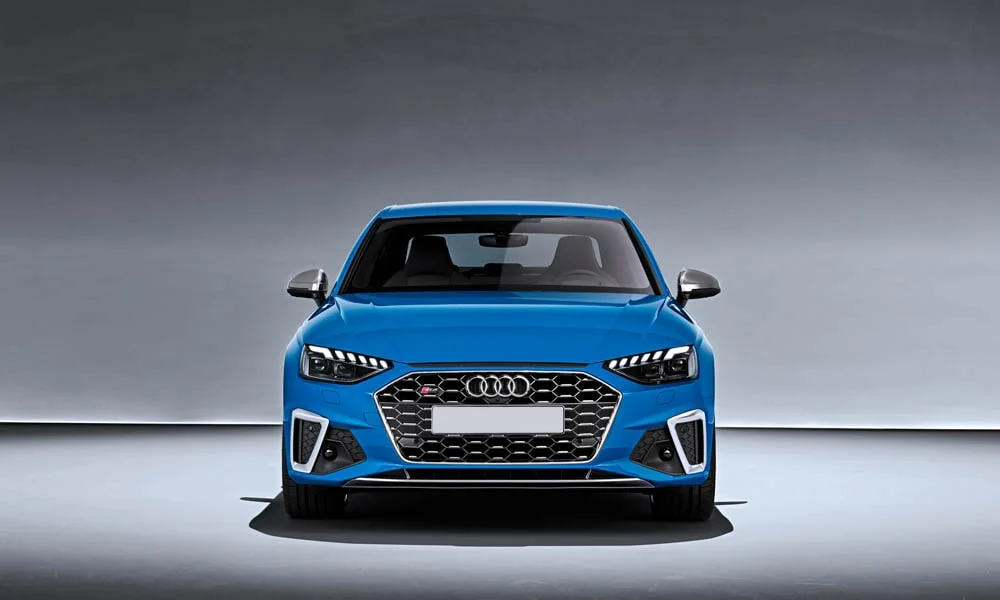 Фото Audi S4 — вид спереди, фото 10. Передок в синем исполнении — крупная светотехника и выразительный бампер. Рисунок ходовых огней — подпись модели, по нему её узнают в потоке Audi S4 — вид спереди, фото 10