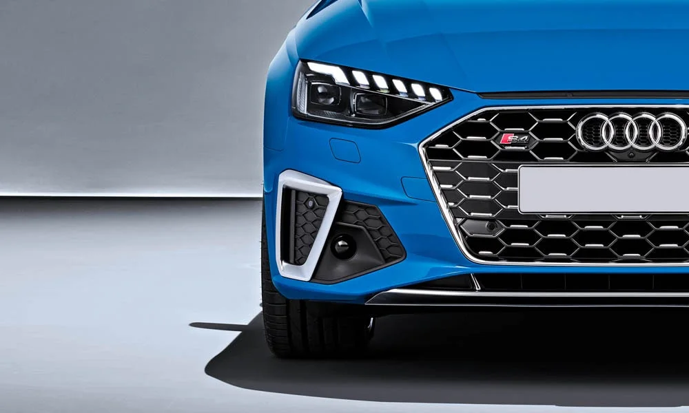 Фото Audi S4 — вид спереди, фото 11. Оптика, решётка и бампер — первое впечатление о модели. Дневные ходовые огни включаются автоматически с запуском Audi S4 — вид спереди, фото 11