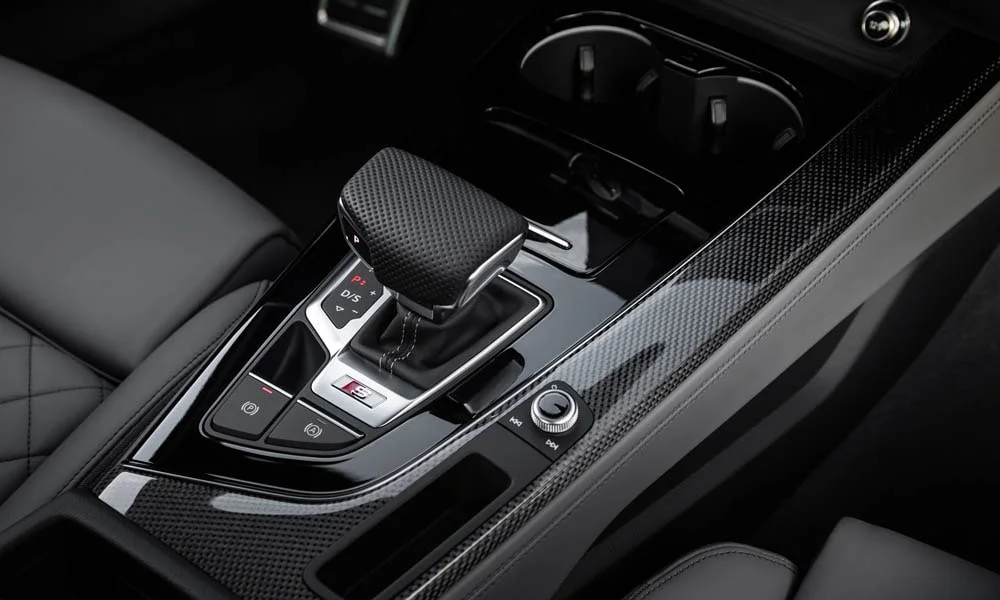 Фото Audi S4 — селектор коробки передач. Селектор трансмиссии на центральной консоли. Режимы движения и электронный ручник собраны рядом с селектором Audi S4 — селектор коробки передач