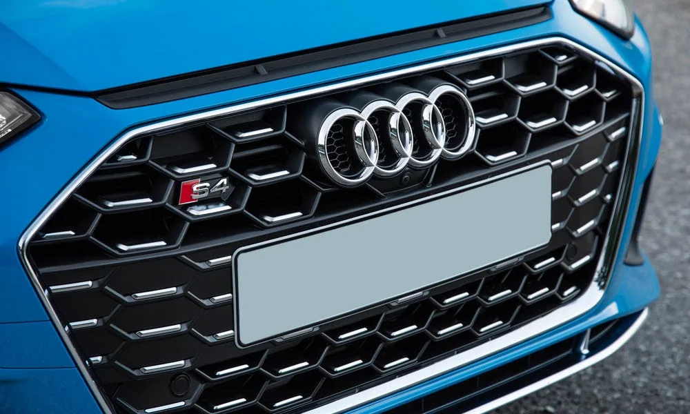 Фото Audi S4 — решётка радиатора. Рисунок решётки: сетка, ламели или глухая панель у электроверсий Audi S4 — решётка радиатора