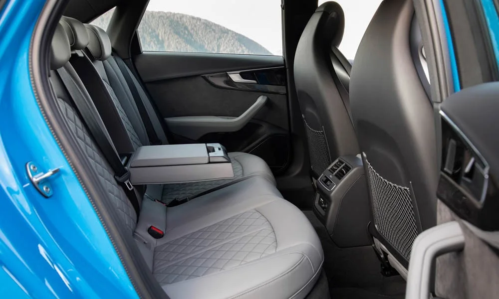 Фото Audi S4 — интерьер. Общий план салона: архитектура панели, консоль и кресла. Светлая гамма зрительно расширяет салон, тёмная — практичнее в уходе Audi S4 — интерьер