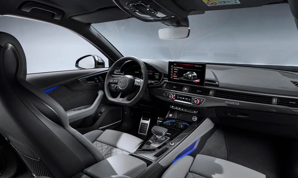 Фото Audi S4 — интерьер, фото 2. Интерьер с тёмно-синей отделкой — видно сочетание материалов панели и кресел. Уровень отделки читается по стыкам панелей и мягким поверхностям в зонах касания Audi S4 — интерьер, фото 2