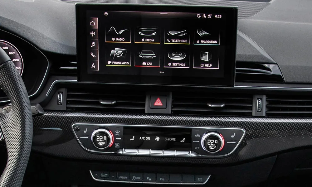 Фото Audi S4 — экран мультимедиа. Интерфейс медиасистемы крупным планом. Поддержка смартфонов и обновления «по воздуху» — ключевые вопросы к медиасистеме; наличие русификации уточняйте у дилера Audi S4 — экран мультимедиа