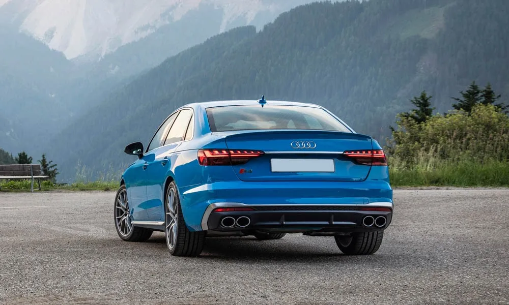 Фото Audi S4 — вид сзади, фото 3. Линия крыши, стойки и задняя дверь в синем исполнении Audi S4 — вид сзади, фото 3