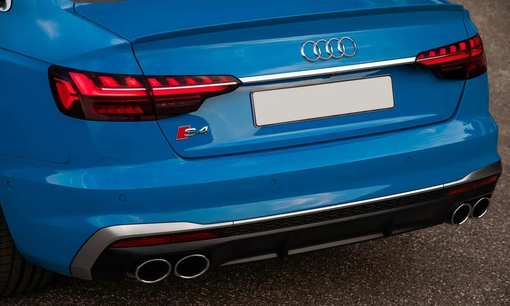 Фото Audi S4 — вид сзади, фото 4. Графика фонарей, бампер и оформление пятой двери. Светодиодная полоса или раздельные секции — задняя оптика стала главным украшением кормы Audi S4 — вид сзади, фото 4