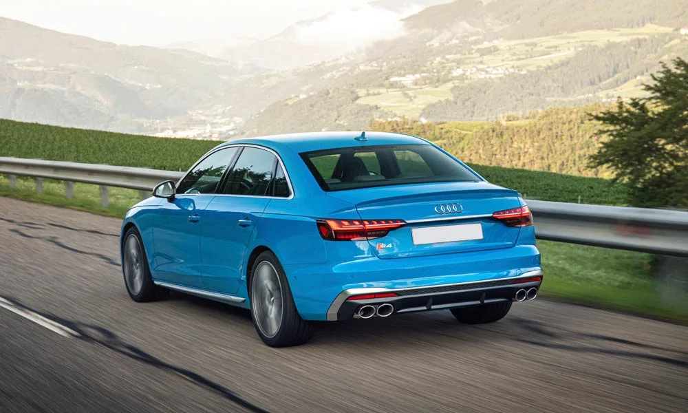 Фото Audi S4 — вид сзади, фото 5. Графика фонарей, бампер и оформление пятой двери Audi S4 — вид сзади, фото 5