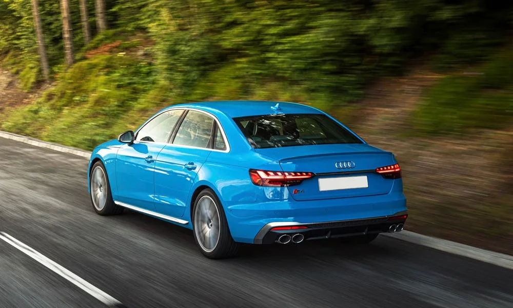 Фото Audi S4 — вид сзади, фото 6. Синий кузов сзади — фонари и бампер определяют ночной образ модели Audi S4 — вид сзади, фото 6