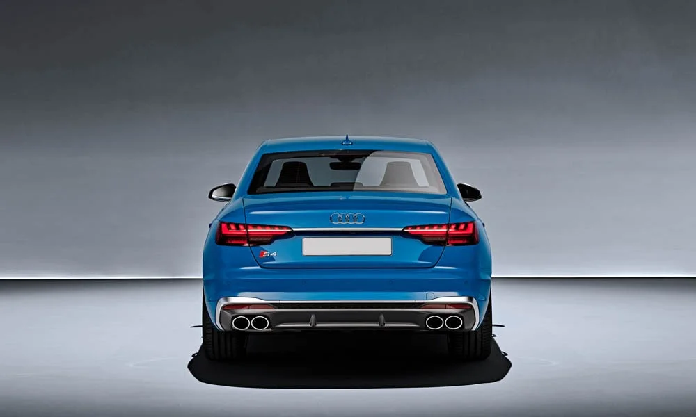 Фото Audi S4 — вид сзади, фото 7. Графика фонарей, бампер и оформление пятой двери. Светодиодная полоса или раздельные секции — задняя оптика стала главным украшением кормы Audi S4 — вид сзади, фото 7