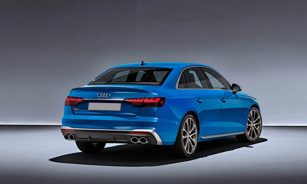 Фото Audi S4 — вид сзади, фото 8. Корма в синем цвете: графика фонарей и пластика пятой двери. Насадки выхлопа или их имитация внизу бампера различают версии Audi S4 — вид сзади, фото 8