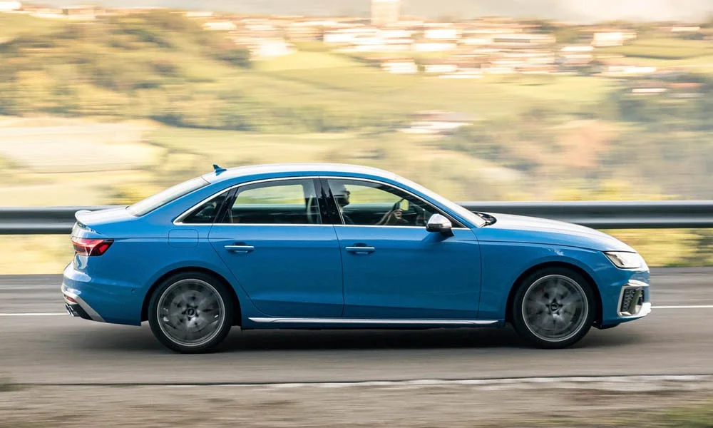 Фото Audi S4 — вид сбоку, фото 2. Синий кузов в профиль — пропорции, высота посадки и дизайн дисков. Длинная база — простор второго ряда; короткие свесы упрощают парковку Audi S4 — вид сбоку, фото 2