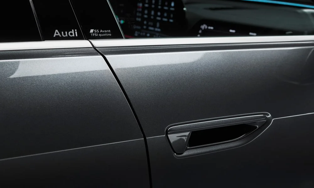 Фото Audi S5 Avant (2024) — дверная ручка. Ручка двери: утопленное или классическое исполнение — деталь ежедневного контакта Audi S5 Avant (2024) — дверная ручка