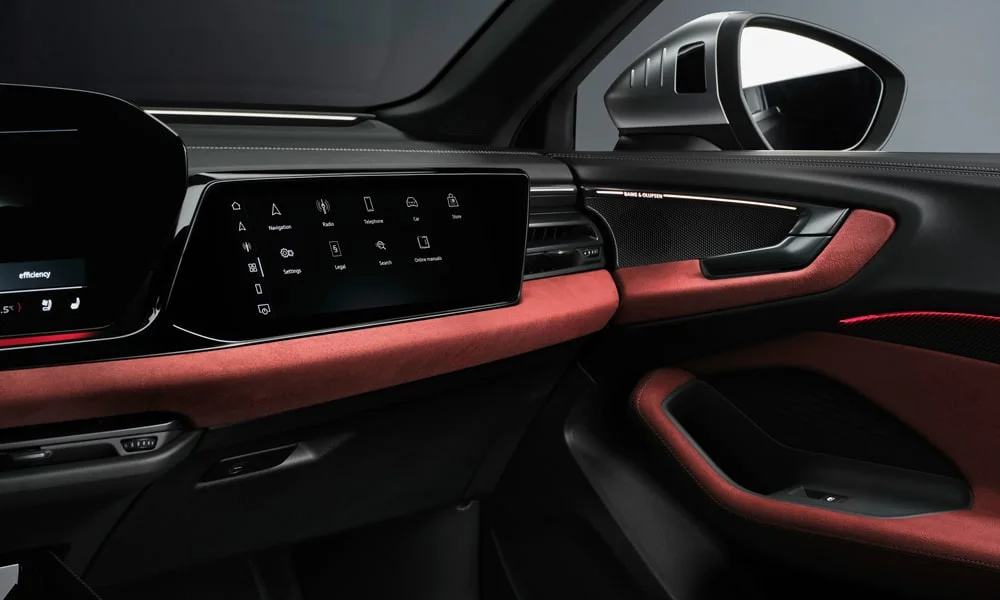 Фото Audi S5 Avant (2024) — дверная карта, фото 2. Внутренняя панель двери: сочетание материалов и компоновка управления в красно-чёрной гамме Audi S5 Avant (2024) — дверная карта, фото 2