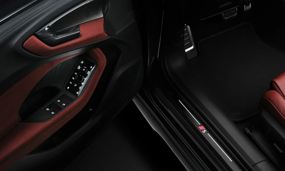 Фото Audi S5 Avant (2024) — дверная карта, фото 3. Дверная карта в тёмной отделке: подлокотник, динамик и блок стеклоподъёмников Audi S5 Avant (2024) — дверная карта, фото 3