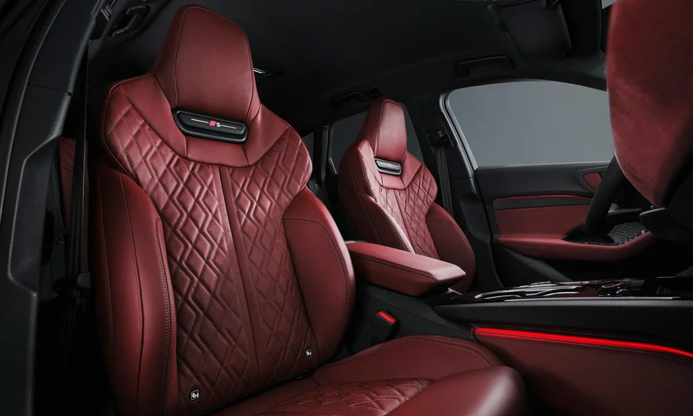Фото Audi S5 Avant (2024) — передние сиденья. Профиль кресел: боковая поддержка и подголовники. Перфорация обивки нужна для вентиляции — функции старших комплектаций Audi S5 Avant (2024) — передние сиденья