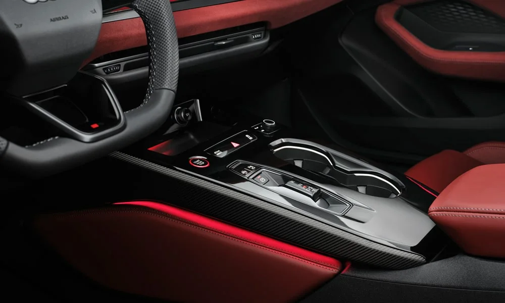 Фото Audi S5 Avant (2024) — интерьер. Общий план салона: архитектура панели, консоль и кресла. Светлая гамма зрительно расширяет салон, тёмная — практичнее в уходе Audi S5 Avant (2024) — интерьер