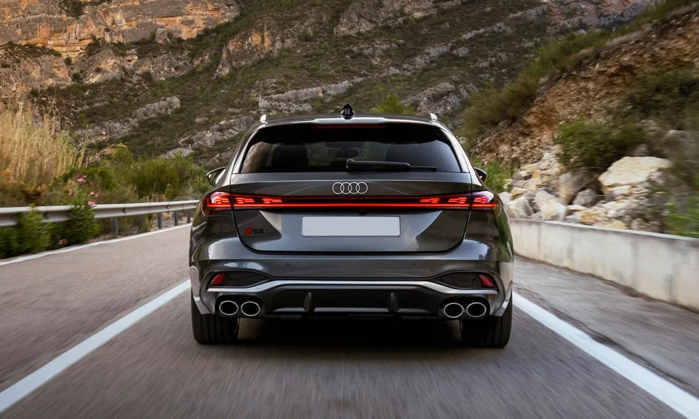 Фото Audi S5 Avant (2024) — вид сзади, фото 4. Графика фонарей, бампер и оформление пятой двери. Светодиодная полоса или раздельные секции — задняя оптика стала главным украшением кормы Audi S5 Avant (2024) — вид сзади, фото 4