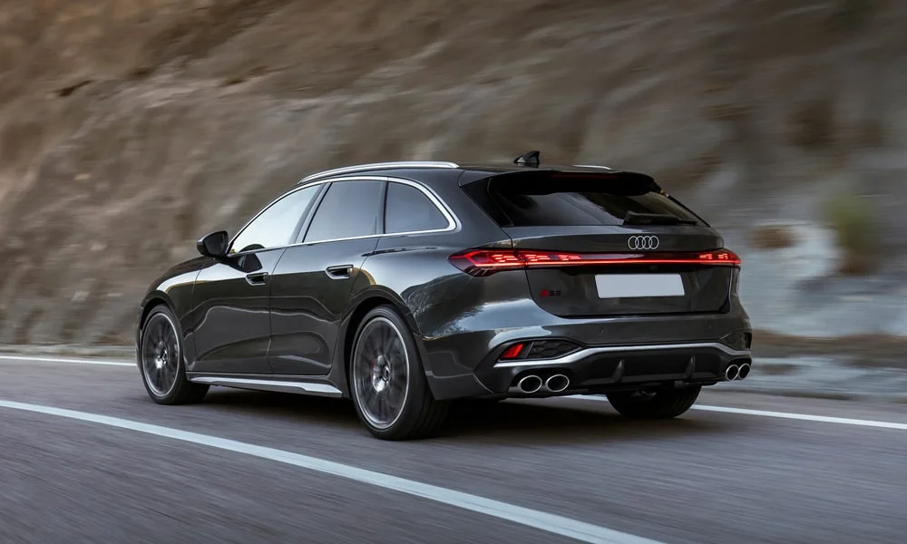 Фото Audi S5 Avant (2024) — вид сзади, фото 5. Чёрный кузов сзади — фонари и бампер определяют ночной образ модели. Светодиодная полоса или раздельные секции — задняя оптика стала главным украшением кормы Audi S5 Avant (2024) — вид сзади, фото 5