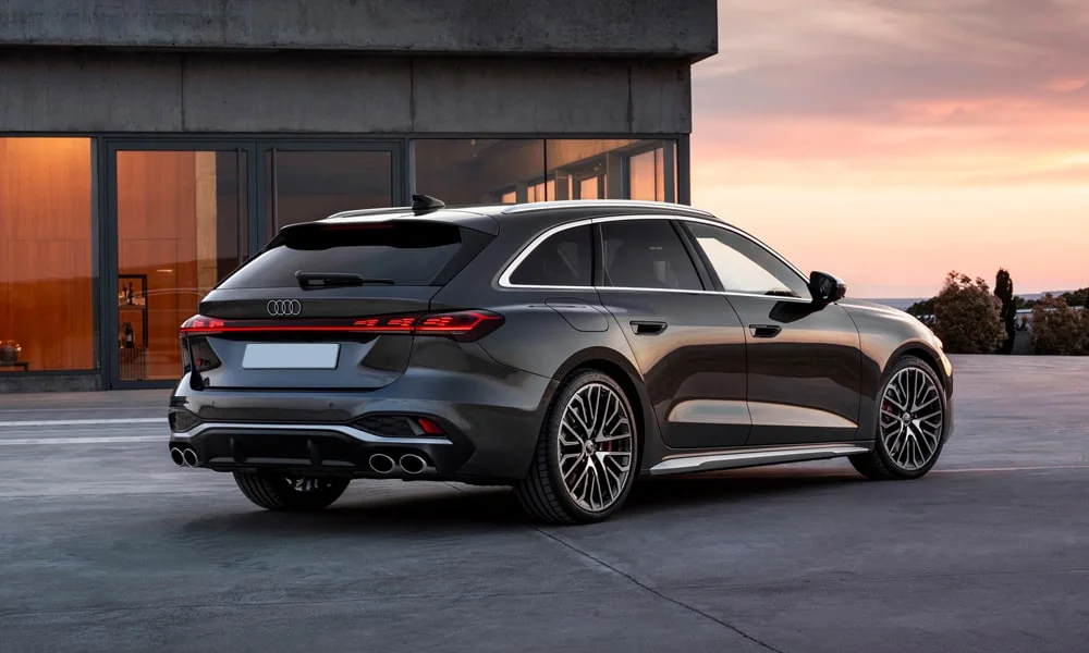 Фото Audi S5 Avant (2024) — вид сзади, фото 6. Чёрный кузов сзади — фонари и бампер определяют ночной образ модели. Светодиодная полоса или раздельные секции — задняя оптика стала главным украшением кормы Audi S5 Avant (2024) — вид сзади, фото 6