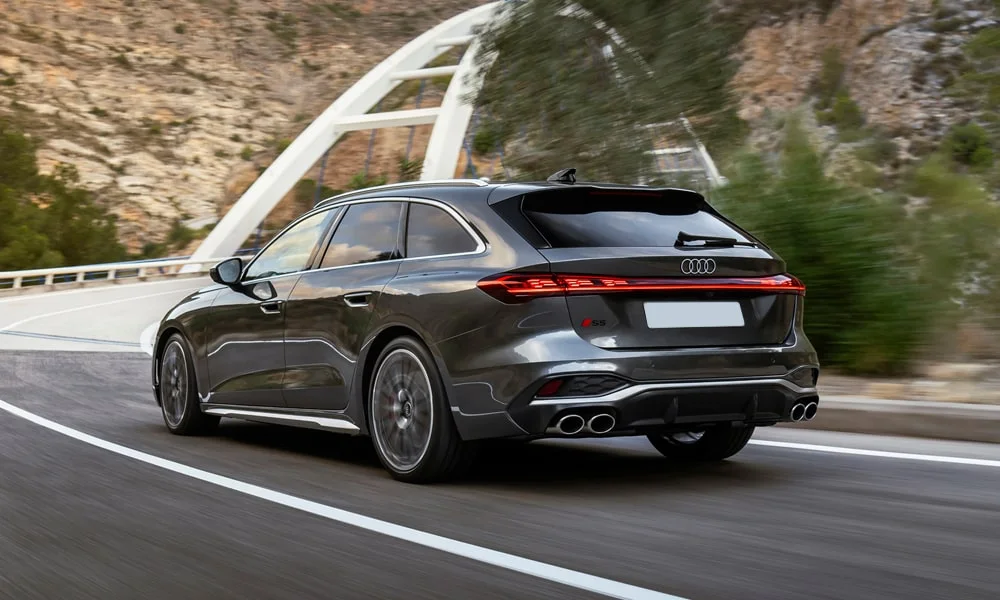 Фото Audi S5 Avant (2024) — вид сзади, фото 7. Графика фонарей, бампер и оформление пятой двери. Насадки выхлопа или их имитация внизу бампера различают версии Audi S5 Avant (2024) — вид сзади, фото 7