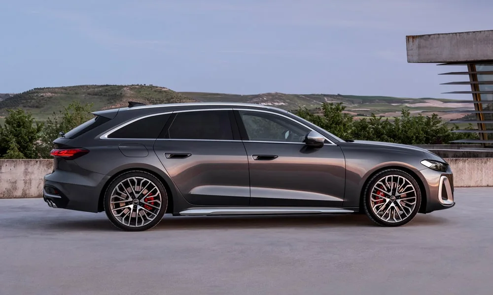 Фото Audi S5 Avant (2024) — вид сзади, фото 8. Графика фонарей, бампер и оформление пятой двери. Светодиодная полоса или раздельные секции — задняя оптика стала главным украшением кормы Audi S5 Avant (2024) — вид сзади, фото 8