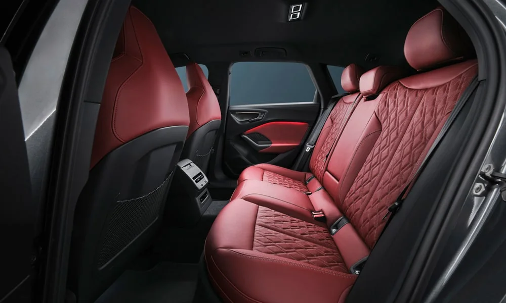 Фото Audi S5 Avant (2024) — задние сиденья. Посадка второго ряда: подголовники и подлокотник Audi S5 Avant (2024) — задние сиденья