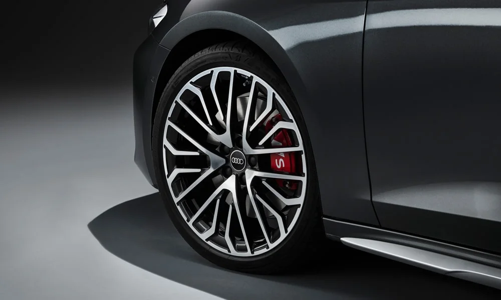 Фото Audi S5 Avant (2024) — колесо и диск. Дизайн спиц и профиль резины крупным планом Audi S5 Avant (2024) — колесо и диск