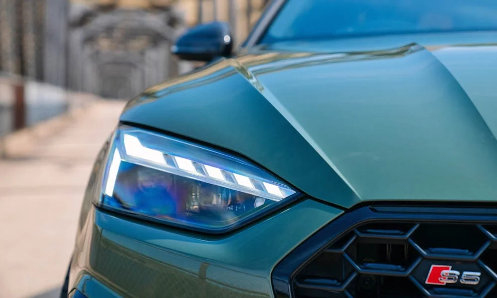 Фото Audi S5 (2024) — вид спереди, фото 12. Анфас: пропорции капота, посадка кузова и графика ходовых огней. Дневные ходовые огни включаются автоматически с запуском Audi S5 (2024) — вид спереди, фото 12