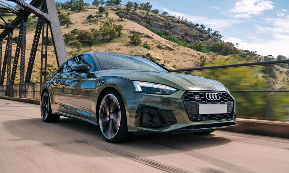 Фото Audi S5 (2024) — вид спереди, фото 13. Анфас: пропорции капота, посадка кузова и графика ходовых огней. Дневные ходовые огни включаются автоматически с запуском Audi S5 (2024) — вид спереди, фото 13