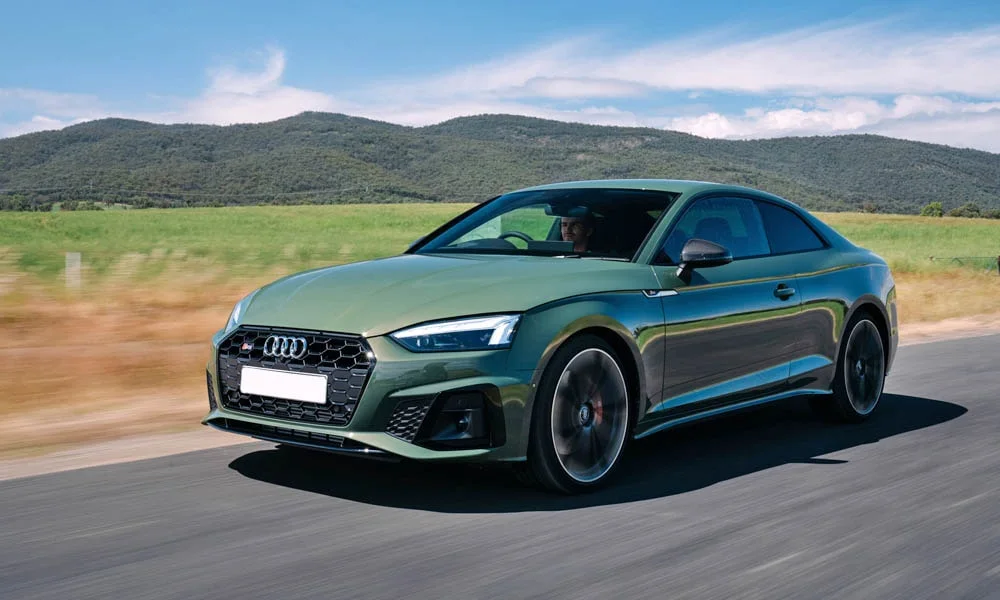 Фото Audi S5 (2024) — вид спереди, фото 14. Зелёный кузов, строгая симметрия оптики — базовый ракурс знакомства с дизайном Audi S5 (2024) — вид спереди, фото 14